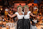 Ayse Auth und Schwester Hati Auth (Gastgeberinnen Haarwerk) Haarwerk Blond Wiesn, Warm up im Roomers Hotel München, Feier in Käfers Wiesnschänke München am 25.09.2018 Foto: BrauerPhotos / G.Nitschke für Haarwerk